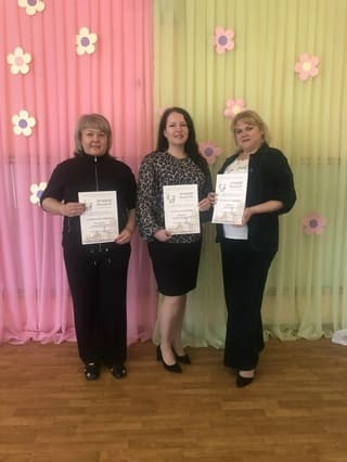 риумф профессионализма: наши педагоги &ndash; лучшие!

С гордостью делимся выдающимися успехами команды нашего детского сада на X региональном очно-заочном конкурсе имени И.Н. Ульянова &laquo;Лучший педагог образовательного учреждения&raquo;. В этом году конкурс был приурочен к Году единства народов России, и наши коллеги доказали, что наше единство &ndash; в высочайшем профессионализме и любви к делу!

Педагоги детского сада не просто приняли участие, а продемонстрировали высочайший уровень мастерства, представив авторские методики и инновационные образовательные технологии.

Наши победители и призеры:

Лауреат I степени:

-Букуч Софья Константиновна, учитель-логопед. Её опыт был признан экспертами конкурса эталонным!
Лауреаты II степени:

Иващенко Надежда Владимировна, воспитатель;

Лукашева Алена Юрьевна, воспитатель;

Назарова Гульнара Раудатовна, учитель-логопед;

Палагина Елизавета Алексеевна, учитель-логопед

Лауреаты III степени:

Сенаторова Татьяна Николаевна, учитель-логопед.

Такие победы вдохновля