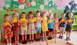 Жил резной кленовый лист!